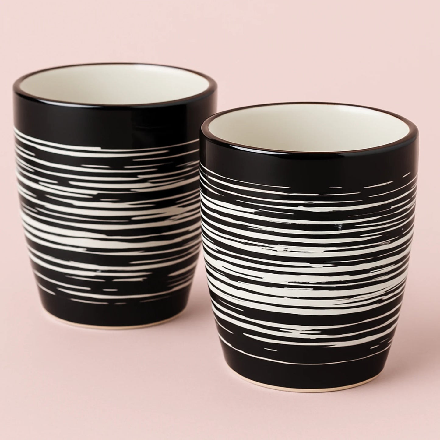 Duo de tasses en céramique – Motif graphique noir & ivoire