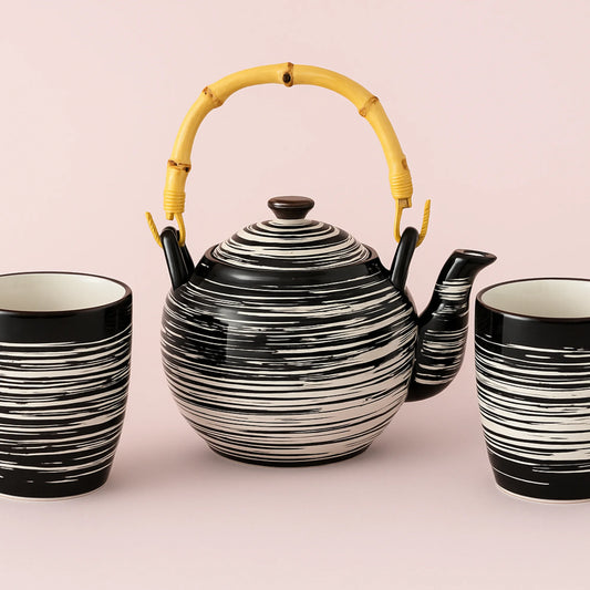 Tetera y tazas - elegancia artesanal y glotonería preciosa